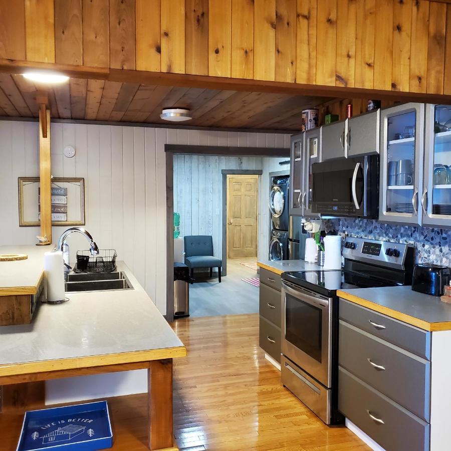 Royal Harrison Retreat Villa Harrison Hot Springs Exterior photo